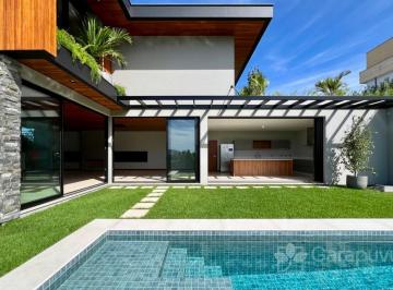 Casa · 607m² · 4 Quartos · 8 Vagas · Casa com projeto Contemporâneo, no Marina Philippi, na Lagoa da Conceição.