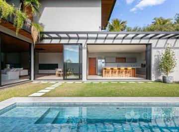Casa · 607m² · 4 Quartos · 8 Vagas · Casa com projeto Contemporâneo, no Marina Philippi, na Lagoa da Conceição.
