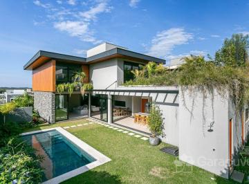 Casa · 607m² · 4 Quartos · 8 Vagas · Casa nova com projeto Contemporâneo, no Marina Philippi, na Lagoa da Conceição.