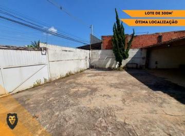 Comercial de 4 quartos, Vicente Pires · Casa no Lote Comercial com 300m na Rua 10, Chácara 129 A - Vicente Pires