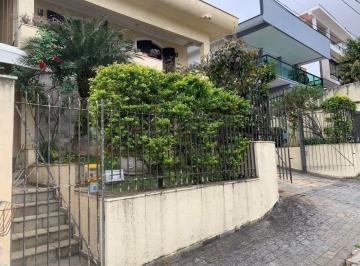 Casa · 372m² · 4 Quartos · 3 Vagas · Sobrado à venda com 375m² em condomínio fechado,4 dormitórios,4 suítes,3 vagas no Jardim São Bento.