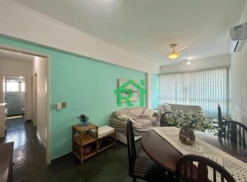 Sala · Apartamento com 2 quartos (1 suíte), 1 vaga e lazer à venda em Jardim Astúrias, Guarujá