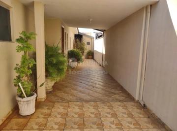 Casa · 242m² · 3 Quartos · 1 Vaga · Vila Santo Antônio -   Excelente localização casa com 03 dormitórios