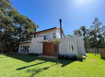 Casa · 245m² · 4 Quartos · 4 Vagas · Casa Alto Padrão em condomínio fechado com acesso a lagoa de Ibiraquera à venda