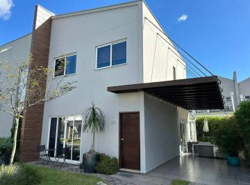 Casa · 150m² · 3 Quartos · 2 Vagas · Casa à venda no Condomínio Village dos Ipês em Balneário Camboriú
