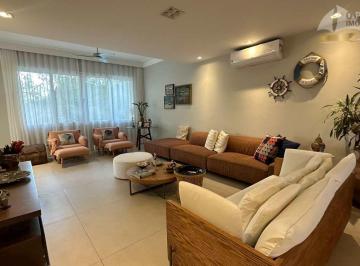 Casa · 210m² · 4 Quartos · 2 Vagas · Casa de condomínio, disponível para locação mensal e temporada.