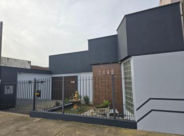 Fachada dia · Vendo casa com 3 quartos (1 suíte) c/ garagem coberta para 2 carros