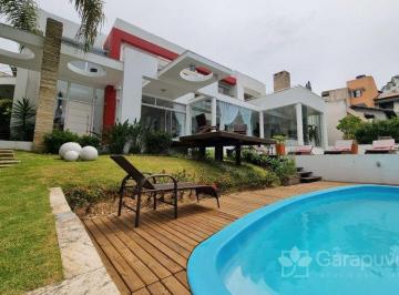 Casa · 342m² · 8 Quartos · 5 Vagas · Casa de Design Contemporâneo com 8 suítes no Centro de Florianópolis