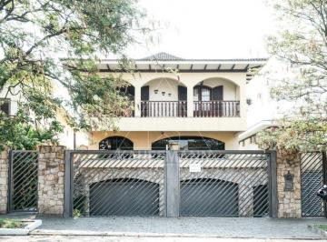 Casa · 590m² · 4 Quartos · 5 Vagas · Sobrado à venda no Alto da Lapa com 590 m², 4 suítes e 5 vagas.