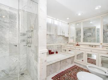 Apartamento · 330m² · 4 Quartos · 3 Vagas · Na rua Gutemberg, Um clássico em Curitiba. 