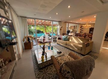 Casa · 288m² · 4 Quartos · 3 Vagas · Casa de condomínio disponível para venda, na praia de Juquehy.