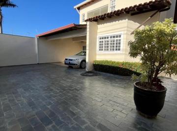 d5f36d2d73434626b83a9b069f6d77f1.jpeg · Casa para Venda em Uberlândia/MG - 5 Dorm. 296 m2 Área Útil