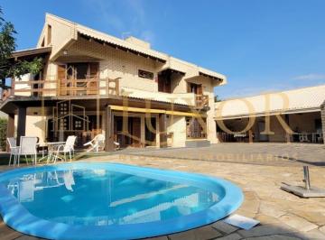 Piscina e pátio frente · Casa alto padrão com piscina e 4 suítes á 150 metros do mar localizada na praia da Armação de Penha