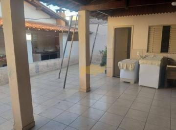 18859e11f7291fa0918fc03ce6bf57fc2927c5aa · OPORTUNIDADE, casa em excelente localização, com quintal  e arvores frutiferas