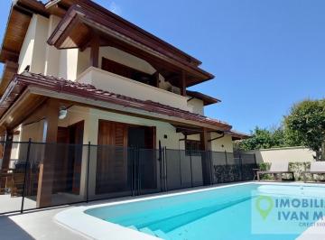 Casa · 250m² · 3 Quartos · 4 Vagas · Casa com Piscina em Daniela - temporada - Florianópolis – SC