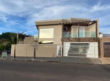 Casa · 125m² · 3 Quartos · 2 Vagas · Casa Sobrado em Local Privilegiado!