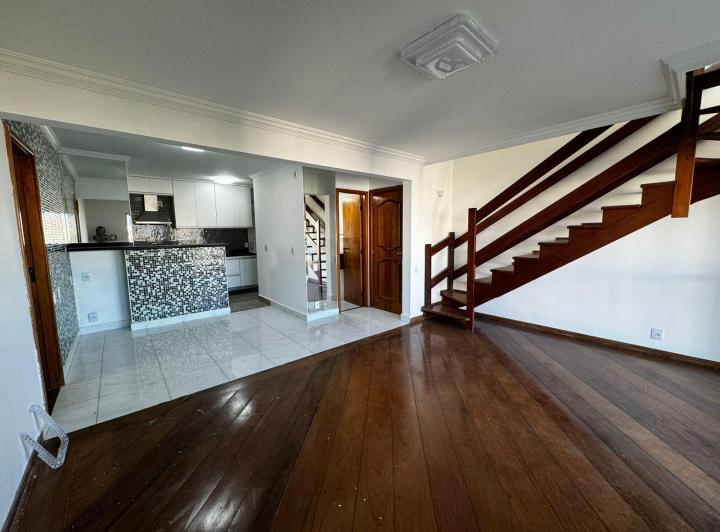 Foto do imóvel - Deliciosa cobertura duplex com 120m², sala integrada com a cozinha que é repleta de armários.