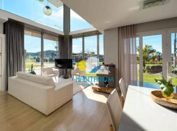 3301ba99e50d468a3d030a29ed53b7ddecb9ef72 · Casa em Condomínio, Camboriú SC, 4 dorm, sendo suítes, 2 vagas
