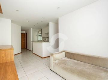 Sala · Icaraí! Perto da Praia e de todas as facilidades, nesse apartamento decorado com lazer!
