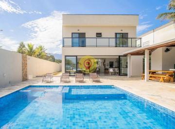 Casa · 1100m² · 5 Quartos · 3 Vagas · Luxuosa Propriedade à Beira-Mar com Acesso Direto à Praia
