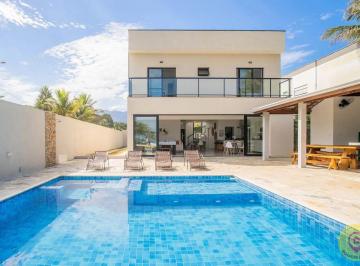 Casa · 1100m² · 5 Quartos · 3 Vagas · Luxuosa Propriedade à Beira-Mar com Acesso Direto à Praia