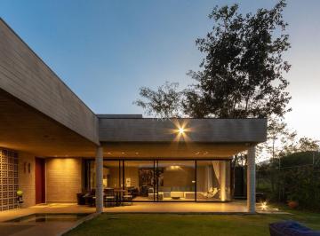 Casa · 220m² · 2 Quartos · 2 Vagas · Vista para a montanha, só você e os pássaros têm acesso vitalício.