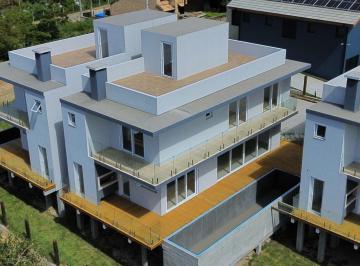 Casa · 196m² · 3 Quartos · 3 Vagas · Casa Alto Padrão em Garopaba