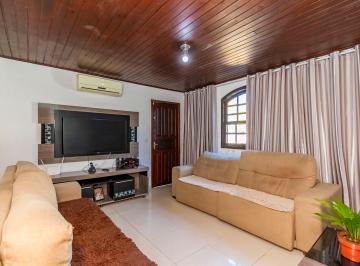 Casa de 3 quartos, Curitiba · Casa de esquina com muito espaço de terreno!