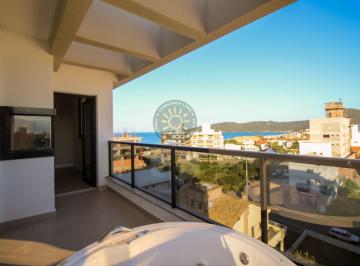 Sacada com Spa e Churrasqueira · Cobertura Duplex com vista mar, à venda na Praia de Canto Grande em Bombinhas: 2 suítes, SPA instala