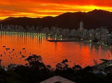 Casa · 418m² · 4 Quartos · 4 Vagas · Mansão em Itapema no bairro Canto da Praia