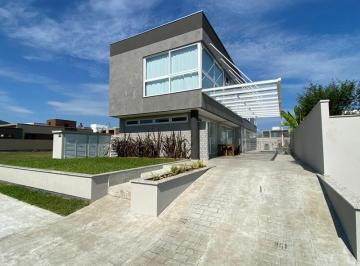 Casa · 233m² · 3 Quartos · 5 Vagas · Casa de alto padrão em Condomínio fechado em Camboriú Caledônia Private Village.