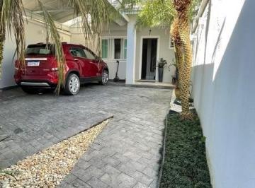Casa · 118m² · 2 Quartos · 2 Vagas · Casa no Centro de Camboriú com 02 dormitórios