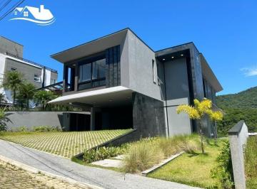 Casa · 328m² · 4 Quartos · 2 Vagas · Maravilhosa Residência em Condomínio Fechado, ótima localização em Balneário Camboriú.