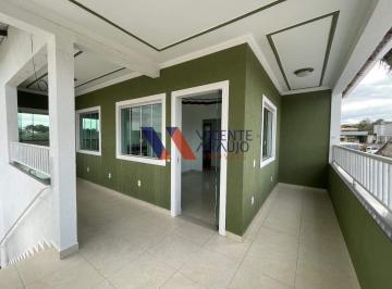 Casa · 70m² · 2 Quartos · 2 Vagas · Elegante casa com ambientes amplos disponível para locação.
