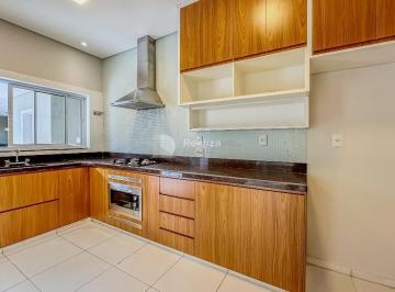 Casa · 250m² · 3 Quartos · 4 Vagas · Casa à venda em Taubaté, Vila dos Comerciários I, com 3 quartos, com 250 m², residencial jatoba