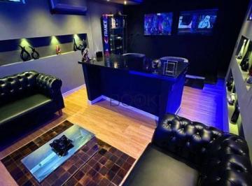 Sala de cinema com lareira digital · Casa reformada no Brooklin com 3 quartos e excelente área externa com churrasqueira.