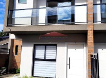 Foto 01 · Sobrado de 3 quartos com suíte e vaga na cidade de Curitiba-PR, bairro Uberaba: 135m² de conforto e 