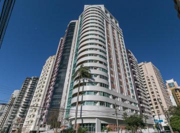 Apartamento de 3 quartos, Curitiba · Andar alto com vista para o Castelo do Batel.