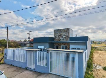 Casa · 143m² · 3 Quartos · 2 Vagas · Casa com piscina em Atlântida Sul