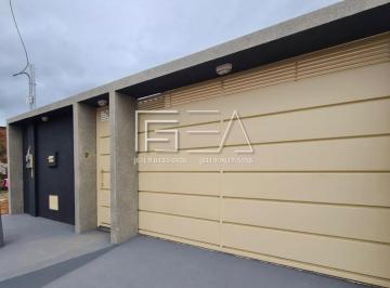 Casa · 140m² · 3 Quartos · 2 Vagas · Casa 3 Quartos Com 1 Suíte!