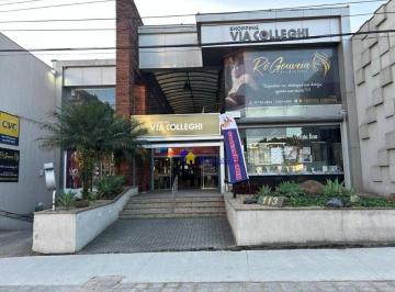 690c238716a4ce294705935d22808e6225fd926a · Shopping com varias lojas e sobrelojas