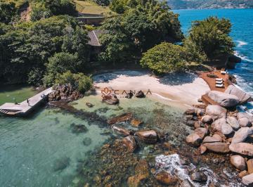 Casa · 840m² · 6 Quartos · 10 Vagas · Linda mansão com praia privativa, píer, heliponto, e total privacidade!