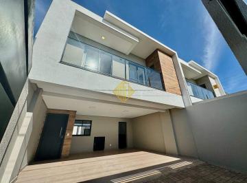 Casa · 236m² · Triplex com 3 suítes e sobra de terreno