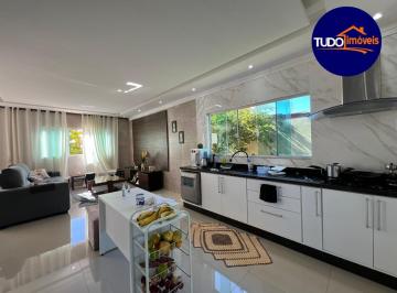 Foto 01 · CASA EM CONDOMÍNIO, REFORMADA, 3 QUARTOS, SUÍTE, QUINTAL AMPLO COM ÁREA VERDE