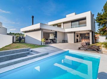 517031_iB74zbJq8Z3157996_51703166197796e8d21.jpg · Casa com 4 dormitórios, piscina e carregador de carro elétrico no Alphaville Porto Alegre