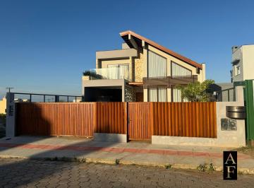 Casa · 280m² · 3 Quartos · 2 Vagas · Casa em Garopaba de alto padrão com vista ao mar
