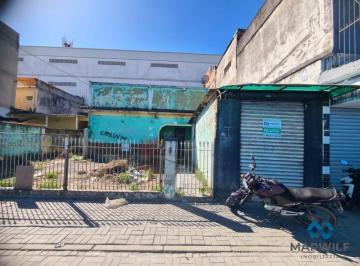 Foto 01 · Loja comercial com terreno para locação no Centro de Queimados-RJ: sala,  banheiro, 2 vagas de garag