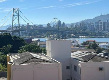 3107feb2b9c82f1b8f13f16e1a793d6e65cd79cf · Casa com 4 quartos no bairro Estreito, em Florianópolis.