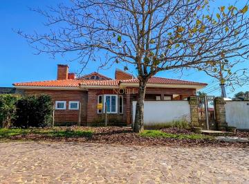 Casa · 126m² · 3 Quartos · 2 Vagas · Casa com piscina no bairro Centenário