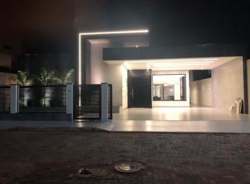 Casa · 360m² · 4 Quartos · 4 Vagas · Encante-se com o Alto Padrão na Região dos Lagos: Casa Luxuosa em Condomínio Exclusivo!